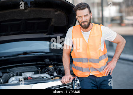 Portrait d'un réparateur de voiture Banque D'Images