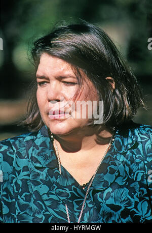 Pearl Wilma Mankiller, 1945 -2010, a été la première femme chef de la Nation Cherokee et un meilleur auteur de vente. Elle est vue ici avec son chien à son domicile à Adair Comté, Oklahoma, en 1986. Banque D'Images