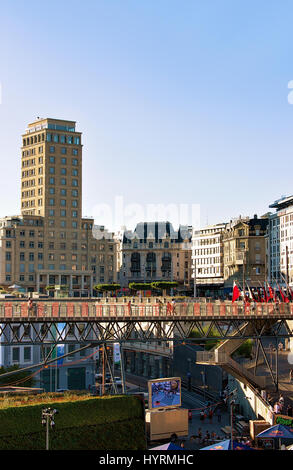 Lausanne, Suisse - le 26 août 2016 : Le quartier du Flon avec grand pont et Bel Air Tower à Lausanne, en Suisse. Les gens sur le backgrou Banque D'Images