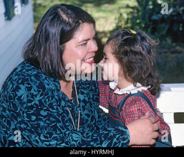 Pearl Wilma Mankiller, 1945 -2010, a été la première femme chef de la Nation Cherokee et un meilleur auteur de vente. Elle est vue ici avec une jeune fille d'une école près de sa maison à Adair Comté, Oklahoma, en 1986. Banque D'Images