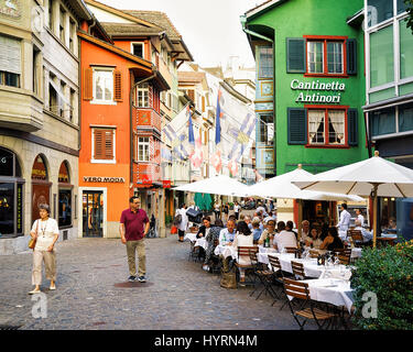 Zurich, Suisse - le 2 septembre 2016 : les gens à l'Augustinergasse Rue piétonne dans le vieux centre-ville de Zurich, Suisse Banque D'Images