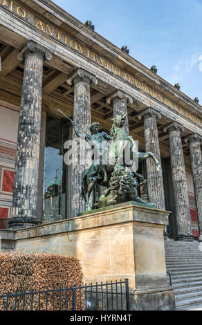 Statue du combattant du lion par Albert Wolff en face du musée Altes à Berlin, Allemagne Banque D'Images