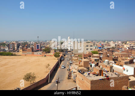 La vie quotidienne dans la ville de Delhi le Rajasthan en Inde avec des scènes de rue et un gurdwara blanc sous un ciel bleu clair Banque D'Images