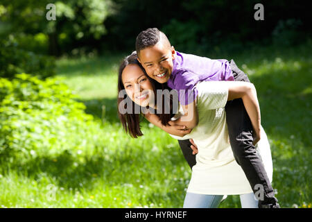 Portrait d'une jeune mère avec son fils heureux smiling outdoors Banque D'Images