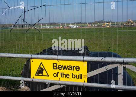 Méfiez-vous du taureau signe sur exploitation agricole sur les terres agricoles près de Blackpool où Cuadrilla Ressources ont la permission d'effectuer un processus de fracturation exploratoire Banque D'Images