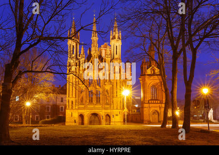 Façade de l'église Sainte Anne au cours de soir heure bleue à Vilnius, Lituanie, Pays Baltes. Banque D'Images