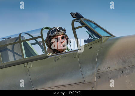 Hawker Hurricane pilote dans son avion le 13 juillet 2013 à Cambridge, Cambridgeshire, UK Banque D'Images