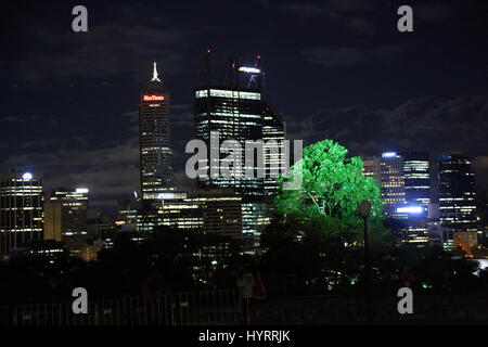 La pleine lune se lève sur les bâtiments à Perth, Australie. Perh est la capitale de l'état de l'ouest de l'Australie. Banque D'Images