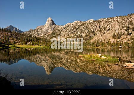CA03186-00...CALIFORNIE - Fin Dome se reflétant dans le lac Arrowhead en Kings Canyon National Park. Banque D'Images