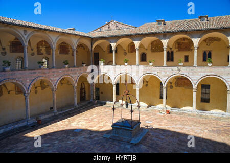 Cloître de Saint Francesco basilique. Assise. L'Ombrie. L'Italie. Banque D'Images