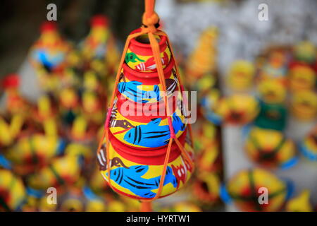 Des pots en argile colorée localement appelé Shokher Hari affichage à l'karushilpo « Lok o Mela' à Sonargaon, Bangladesh, Narayanganj. Banque D'Images