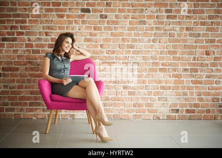 Man sur le fauteuil rose Banque D'Images