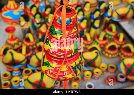 Des pots en argile colorée localement appelé Shokher Hari affichage à l'karushilpo « Lok o Mela' à Sonargaon, Bangladesh, Narayanganj. Banque D'Images