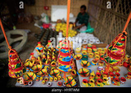 Des pots en argile colorée localement appelé Shokher Hari affichage à l'karushilpo « Lok o Mela' à Sonargaon, Bangladesh, Narayanganj. Banque D'Images