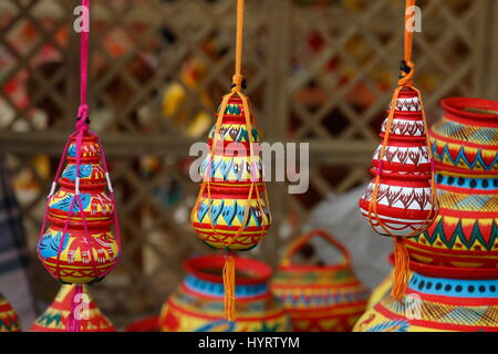 Des pots en argile colorée localement appelé Shokher Hari affichage à l'karushilpo « Lok o Mela' à Sonargaon, Bangladesh, Narayanganj. Banque D'Images