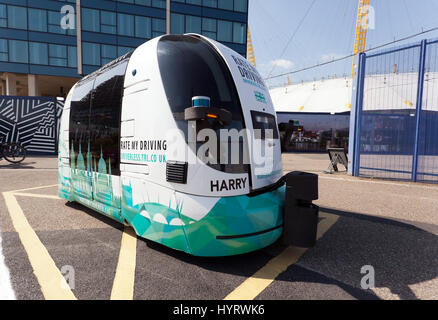 Une navette sans chauffeur dans la région de North Greenwich à l'essai par le projet GATEway pour faciliter la mise en œuvre de véhicules autonomes en milieu urbain. Banque D'Images