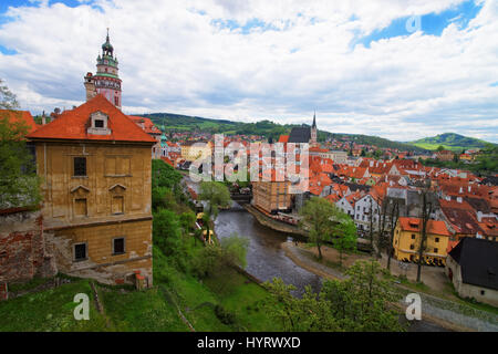 Vieille ville avec château et plier de Vltava, Cesky Krumlov en République tchèque. Banque D'Images