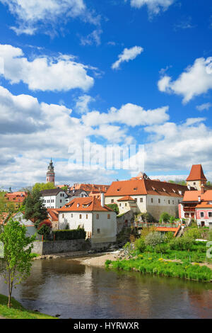 Vieille ville avec château et le coude de la rivière Vltava à Cesky Krumlov en République tchèque. Banque D'Images