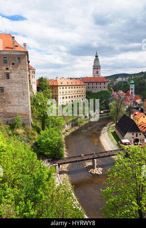 Centre de la vieille ville avec le Château de l'État, et le coude de la rivière Vltava à Cesky Krumlov en République tchèque. Banque D'Images