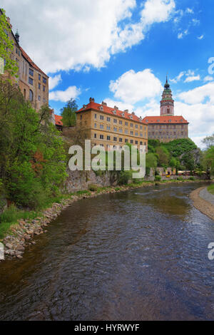 Vieille ville avec château et plier de Vltava à Cesky Krumlov en République tchèque. Banque D'Images