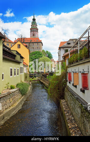 Vieille ville avec château et plier de Vltava de Cesky Krumlov en République tchèque. Banque D'Images