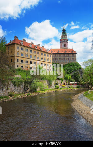 Vieille ville avec château et plier de Vltava, Cesky Krumlov en République tchèque. Banque D'Images