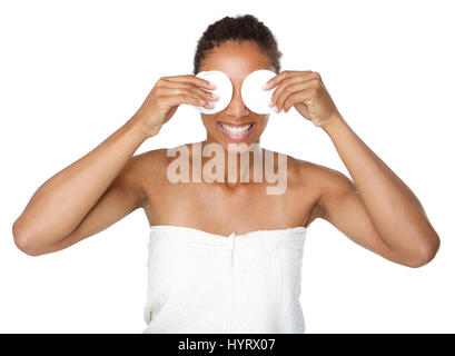 Portrait d'une femme heureuse couvrant les yeux avec composent dépose pads Banque D'Images