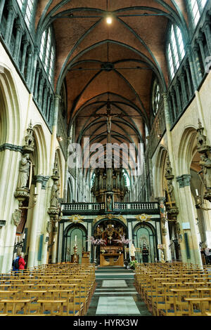 Bruges, Belgique - 10 mai 2012 : Intérieur de l'église Notre Dame de la vieille ville médiévale de Bruges, Belgique. Les gens sur l'arrière-plan Banque D'Images