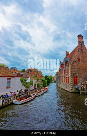 Bruges, Belgique - 10 mai 2012 : Musée Memling dans l'hôpital St Jean et de l'eau bâtiment canal dans la vieille ville médiévale de Bruges, Belgique. Les gens dans la Banque D'Images