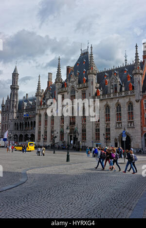 Brugge, Belgique - 10 mai 2012 : Cour provinciale sur le Grote Markt, ou Place du marché, dans la vieille ville médiévale de Bruges, Belgique. Banque D'Images