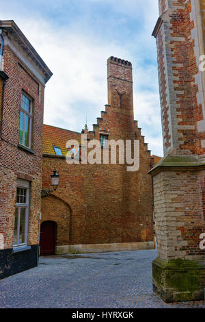 Bâtiment en briques rouges dans les rues étroites de la vieille ville médiévale de Bruges, Belgique. Banque D'Images