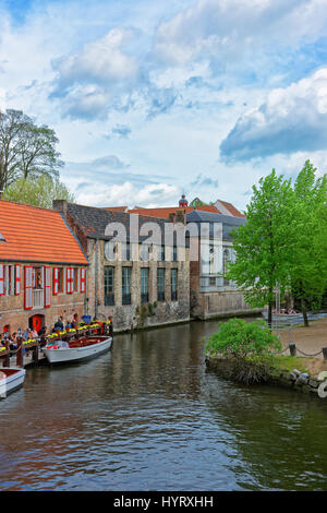 Bruges, Belgique - 10 mai 2012 : canal Rozenhoedkaai, ou Rosaire Quay dans la vieille ville médiévale de Bruges, Belgique. Les gens dans l'excursion en bateau Banque D'Images