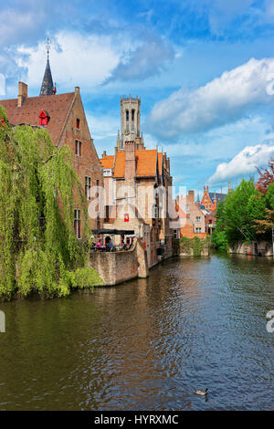 Brugge, Belgique - 10 mai 2012 : Rozenhoedkaai canal dans la vieille ville de Bruges, Belgique. Les gens sur l'arrière-plan Banque D'Images