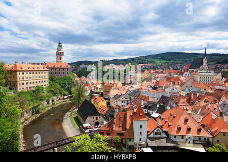 Vieille ville avec château et plier de Vltava à Cesky Krumlov en République tchèque. Banque D'Images