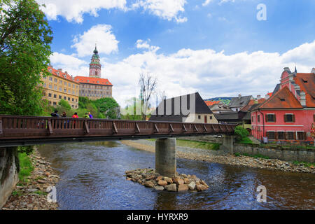 Vieille ville avec château et le coude de la rivière Vltava, Cesky Krumlov en République tchèque. Les gens sur l'arrière-plan Banque D'Images