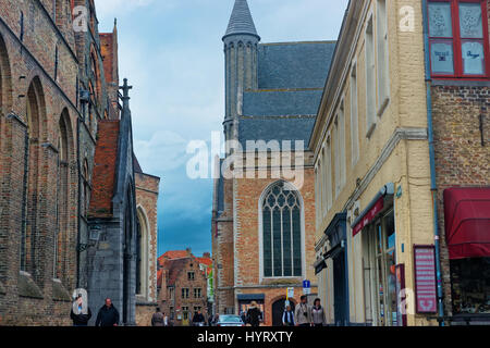 Brugge, Belgique - le 9 mai 2012 : Street dans la vieille ville médiévale de Bruges, Belgique. Les gens sur l'arrière-plan Banque D'Images