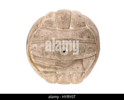 Vieux, utilisé et lavé ball Handball isolé sur blanc. Vieux, utilisé et obsolètes les appareils de sport. Banque D'Images