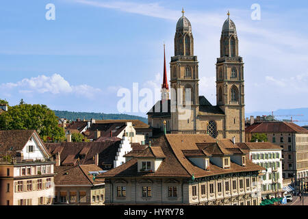 Tours de double église Grossmunster à Zurich, Suisse. Vue depuis la colline de Lindenhof Banque D'Images