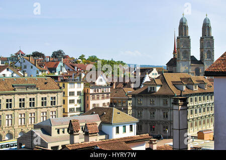 Tours de double église Grossmunster à Zurich, en Suisse. Vue depuis la colline de Lindenhof Banque D'Images