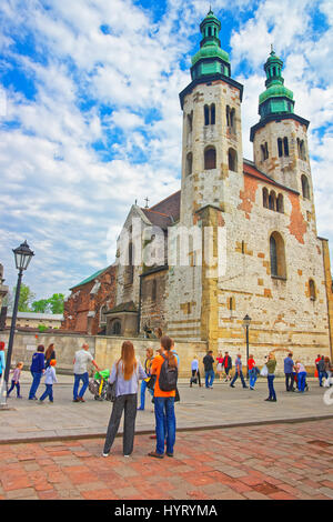 Cracovie, Pologne - 1 mai 2014 : les gens à l'église St Andrew dans le centre-ville de Cracovie, Pologne. Banque D'Images