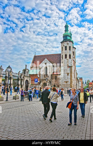 Cracovie, Pologne - 1 mai 2014 : les gens à l'église St Andrew dans la vieille ville de Cracovie, Pologne. Banque D'Images