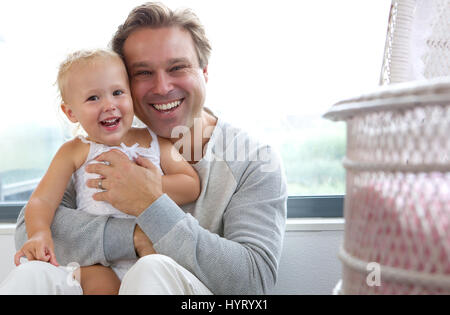 Portrait d'un père gai avec cute baby laughing Banque D'Images