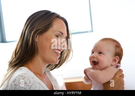 Close up portrait of a mother and baby smiling together Banque D'Images