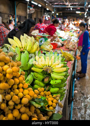 Vue verticale à l'intérieur de l'ancien marché à Siem Reap au Cambodge. Banque D'Images