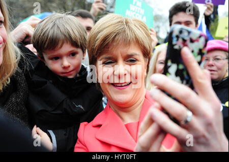Premier ministre et leader du SNP Nicola Sturgeon prend une pour un jeune garçon selfies à Édimbourg le dernier jour de la campagne électorale générale Banque D'Images