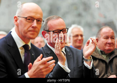 Leader adjoint SNP Stewart Hosie (C) applaudit le discours de Nicola Sturgeon, à l'occasion du lancement du programme électoral général du parti à Edimbourg Banque D'Images