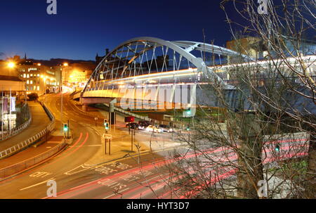 Un tram passe au-dessus du pont Park Square Supertram (Pont), un pont dans le centre-ville de Sheffield, Yorkshire, Angleterre Royaume-uni - hiver Banque D'Images