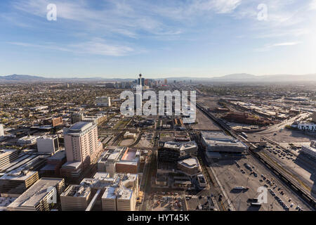 Las Vegas, Nevada, USA - Mars 13, 2017 : Vue aérienne du centre-ville vers le Strip de Las Vegas. Banque D'Images