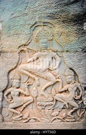 Vue verticale d'Apsara dancers sculptés sur les murs du Bayon temple au Cambodge Banque D'Images