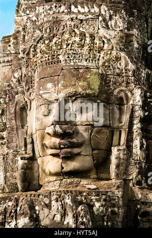 La verticale de près de l'smiling faces du Bayon temple au Cambodge. Banque D'Images